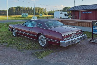Pikkala, Kirkkonummi, Finlandiya - 2 Ağustos. 2025: Ford Thunderbird park etti.