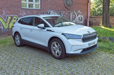 Vallila, Helsinki, Finlandiya - 4 Ağustos. 2025: Skoda Enyaq iV 85 (2024) park edilmiş.