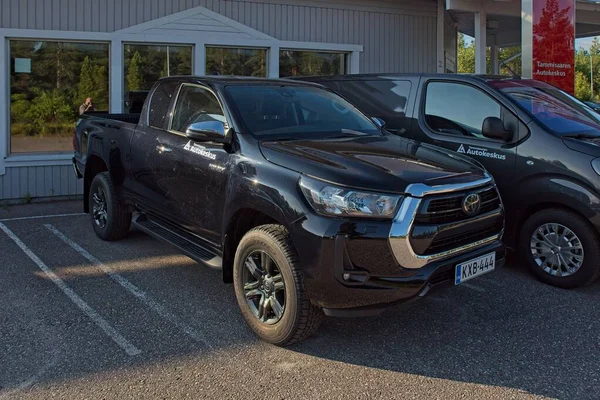 Yerin üstünde, bulutlu yaz mevsiminde, Espoo, Finlandiya 'da, yeraltı atık su borularından oluşan plastik borular soluyan foseptik tanklar..