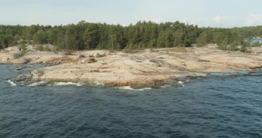 Lervikani dinlenme alanındaki kayalık deniz manzarası güneşli yaz havasında, Pirttisaari, Porvoo, Finlandiya