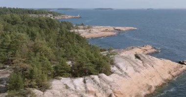 Lervikani dinlenme alanındaki kayalık deniz manzarası güneşli yaz havasında, Pirttisaari, Porvoo, Finlandiya