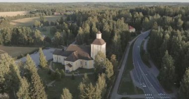 Hausjrvi Kilisesi 'nin havadan görünüşü Finlandiya' nın güneşli yaz mevsiminde ahşap bir haç kilisesidir..