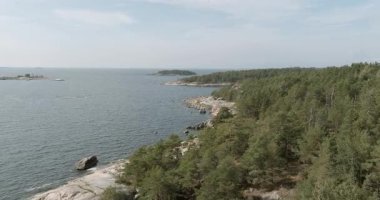Lervikani dinlenme alanındaki kayalık deniz manzarası güneşli yaz havasında, Pirttisaari, Porvoo, Finlandiya