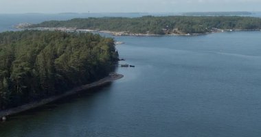 Güneşli yaz havasında Viborgssundet Boğazı, Pirttisaari, Porvoo, Finlandiya