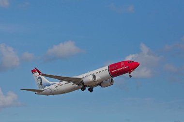 Seutula, Vantaa, Finlandiya - 7 Ağustos. 2025: Norveç SE-RTC Boeing 737 Maksimum 8 Vantaa Helsinki Havaalanı 'ndan kalkıyor.