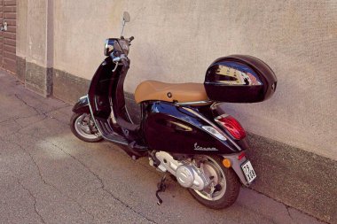 Vallila, Helsinki, Finlandiya - 13 Ağustos. 2025: Siyah Vespa Primavera scooter Helsinki 'de sokağa park etti.
