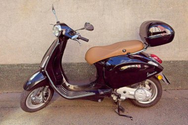 Vallila, Helsinki, Finlandiya - 13 Ağustos. 2025: Siyah Vespa Primavera scooter Helsinki 'de sokağa park etti.