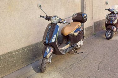 Vallila, Helsinki, Finlandiya - 13 Ağustos. 2025: Siyah Vespa Primavera scooter Helsinki 'de sokağa park etti.