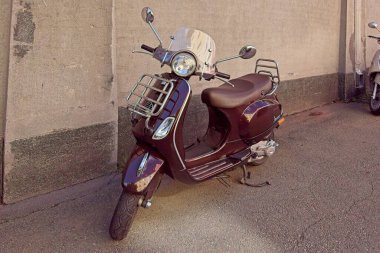 Vallila, Helsinki, Finlandiya - 13 Ağustos. 2025: Vespa LX scooter Duvarın önündeki kaldırıma park etti.