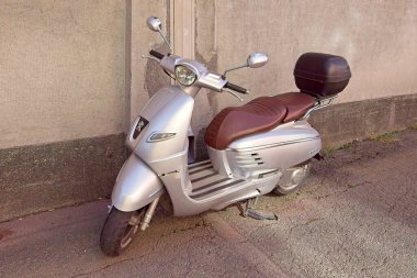 Vallila, Helsinki, Finlandiya - 13 Ağustos. 2025: Peugeot Django Scooter şehirde.