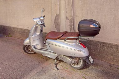 Vallila, Helsinki, Finlandiya - 13 Ağustos. 2025: Peugeot Django Scooter şehirde.