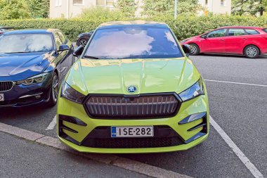 Hermanni, Helsinki, Finlandiya - 13 Ağustos. 2025: Skoda Enyaq iV Coupe RS (2025) elektrikli araba park etti.