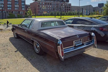 Kalasatama, Helsinki, Finlandiya - 13 Ağustos. 2025: Cadillac Coupe DeVille arabası şehirde park halinde..
