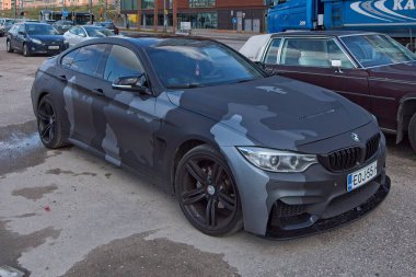 Kalasatama, Helsinki, Finlandiya - 13 Ağustos. 2025: BMW 4 Gran Coupe 420d (2017) arabası.