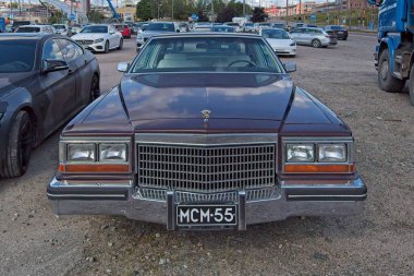 Kalasatama, Helsinki, Finlandiya - 13 Ağustos. 2025: Cadillac Coupe DeVille arabası şehirde park halinde..