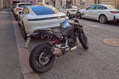 Kruunuhaka, Helsinki, Finlandiya - 13 Ağustos. 2025: BMW R motosikleti şehre park edildi.