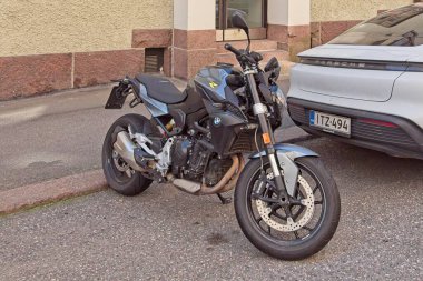 Kruunuhaka, Helsinki, Finlandiya - 13 Ağustos. 2025: BMW R motosikleti şehre park edildi.