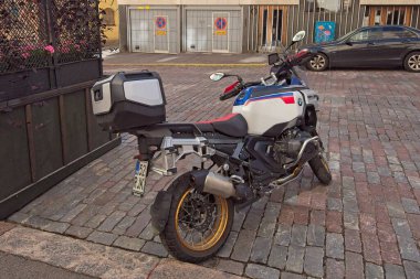 Kruunuhaka, Helsinki, Finlandiya - 13 Ağustos. 2025: BMW R 1300 GS GS Ganimet motosikleti.
