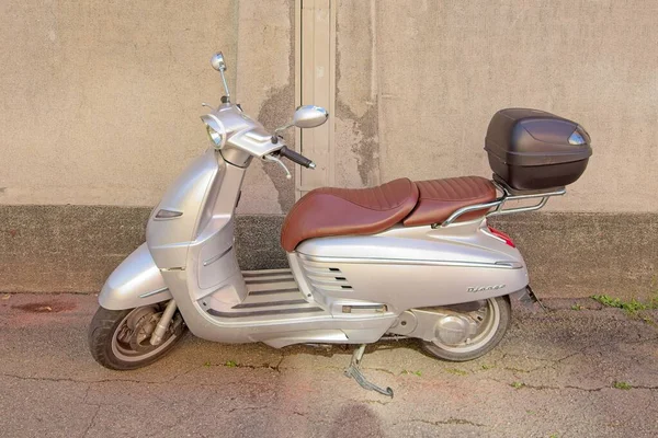 Vallila, Helsinki, Finlandiya - 13 Ağustos. 2025: Peugeot Django Scooter şehirde.