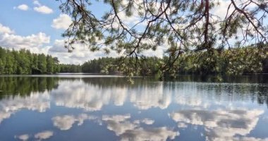 Yazın gökyüzündeki bulutların yansımasıyla Fisktrask Gölü 'nün dalgalanma görüntüsü, Sipoonkorpi Ulusal Parkı, Finlandiya.