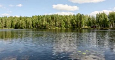 Ylinen Niemisjarvi gölünün yazın gökyüzünde bulutlar, Evo yürüyüş alanı, Hameenlinna, Finlandiya