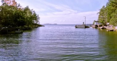 Yaz mevsiminde gökyüzünde bulutlar, Pirttisaari, Porvoo, Finlandiya ve Nokasundet feribotlarının hareket halindeki manzara manzarası. 