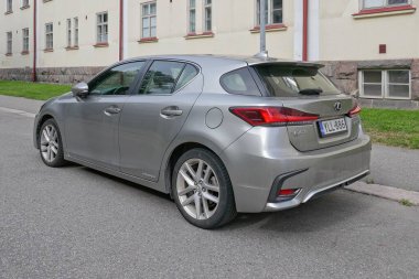 Vallila, Helsinki, Finlandiya - 21 Ağustos. 2025: Lexus CT 200h (2017) Hibrit araba sokağa park edildi.