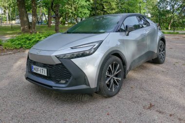 Malmi, Helsinki, Finlandiya - 22 Ağustos. 2025: Toyota C-HR Hybrid (2025) hibrit araba otoparka park edildi.