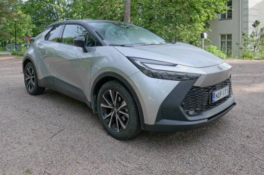 Malmi, Helsinki, Finlandiya - 22 Ağustos. 2025: Toyota C-HR Hybrid (2025) hibrit araba otoparka park edildi.