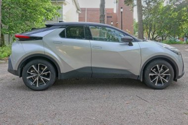 Malmi, Helsinki, Finlandiya - 22 Ağustos. 2025: Toyota C-HR Hybrid (2025) hibrit araba otoparka park edildi.