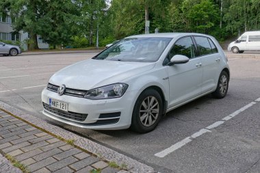 Malmi, Helsinki, Finlandiya - 22 Ağustos. 2025: VW Golf VII 1.0 TSI (2016) aracı otoparka park edildi.