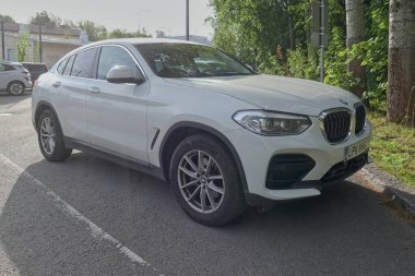 Malmi, Helsinki, Finlandiya - 22 Ağustos. 2025: BMW X4 xDrive 20 d Hafif Hibrit araba otoparka park edildi.