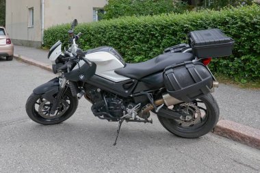 Kapyla, Helsinki, Finlandiya - 22 Ağustos. 2025: BMW F800R motosiklet sokağa park edildi.
