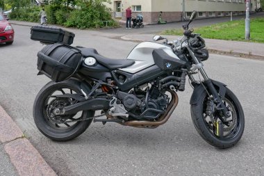 Kapyla, Helsinki, Finlandiya - 22 Ağustos. 2025: BMW F800R motosiklet sokağa park edildi.