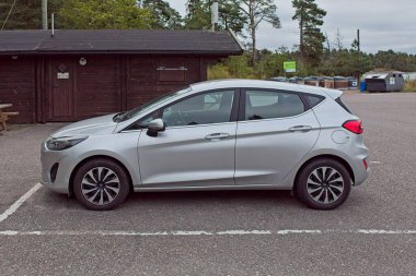 Kalkkiranta, Finlandiya - Ağustos 18. 2025: Ford Fiesta VII 1. 0 EcoBoost mHEV (2022) aracı marina otoparkına park etti.