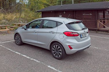 Kalkkiranta, Finlandiya - Ağustos 18. 2025: Ford Fiesta VII 1. 0 EcoBoost mHEV (2022) aracı marina otoparkına park etti.