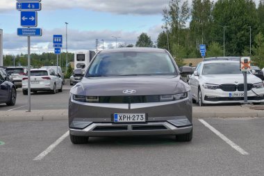 Laajalahti, Finlandiya - 19 Ağustos. 2025: Hyundai Ioniq 5 EV (2022) alışveriş merkezinin park yerine park edilmiş elektrikli araba elektrik yükleme istasyonu.
