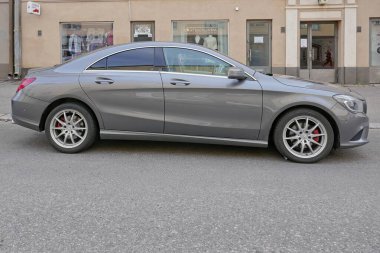 Vallila, Helsinki, Finlandiya - 21 Ağustos. 2025: Mercedes-Benz CLA Coupe CLA 220 CDI / d (2014) arabası sokağa park edildi.