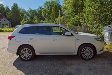 Nuuksio, Espoo, Finlandiya - 20 Ağustos. 2025: Mitsubishi Outlander II 2.4 Hybrid 4WD (2021) hibrit araba otoparka park edildi.