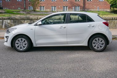 Vallila, Helsinki, Finlandiya - 21 Ağustos. 2025: Kia Rio IV 1.2 CVT (2021) aracı sokağa park edildi.