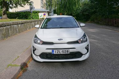 Vallila, Helsinki, Finlandiya - 21 Ağustos. 2025: Kia Rio IV 1.2 CVT (2021) aracı sokağa park edildi.