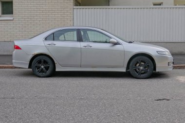 Hermanni, Helsinki, Finlandiya - 21 Ağustos. 2025: Honda Accord VII 2.4 (2006) aracı sokağa park edildi.