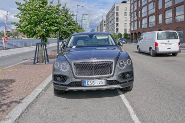 Sompasaari, Helsinki, Finlandiya - 21 Ağustos. 2025: Bentley Bentayga 3.0 Hybrid (2019) hibrit araba sokağa park edildi.