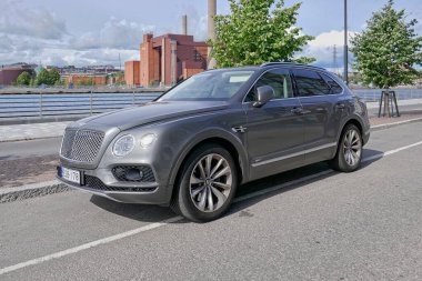 Sompasaari, Helsinki, Finlandiya - 21 Ağustos. 2025: Bentley Bentayga 3.0 Hybrid (2019) hibrit araba sokağa park edildi.