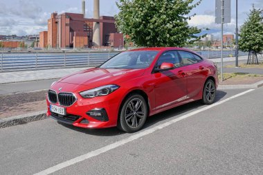 Sompasaari, Helsinki, Finlandiya - 21 Ağustos. 2025: BMW 2 Gran Coupe 218i (2022) aracı sokağa park etti.