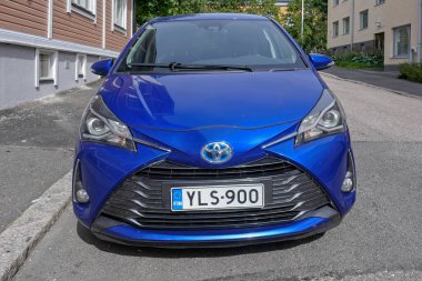 Vallila, Helsinki, Finlandiya - 21 Ağustos. 2025: Toyota Yaris 1,5 Hybrid (2020) Hibrit araba sokağa park edildi.