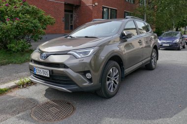 Vallila, Helsinki, Finlandiya - 21 Ağustos. 2025: Toyota Rav IV 2.5 Hybrid (2017) hibrit araba sokağa park edildi.