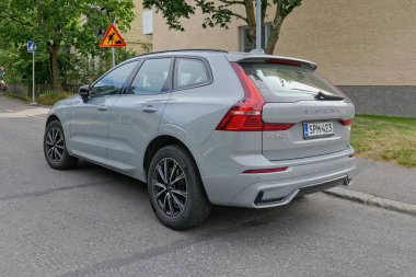 Vallila, Helsinki, Finlandiya - 21 Ağustos. 2025: Volvo XC60 II T8 Hybrid AWD (2023) Hibrit araba sokağa park edildi.