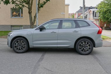Vallila, Helsinki, Finlandiya - 21 Ağustos. 2025: Volvo XC60 II T8 Hybrid AWD (2023) Hibrit araba sokağa park edildi.