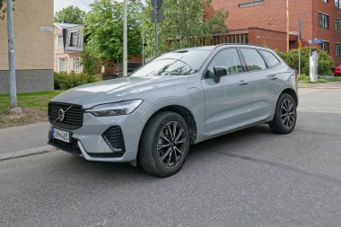 Vallila, Helsinki, Finlandiya - 21 Ağustos. 2025: Volvo XC60 II T8 Hybrid AWD (2023) Hibrit araba sokağa park edildi.